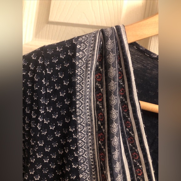 Lucky brand top. SZ small. Wrap style. Blues - Picture 3 of 10